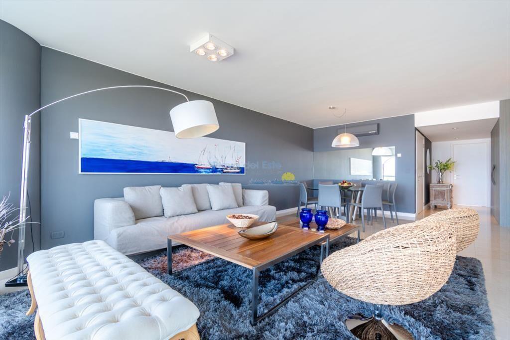 Moderno Apartamento sobre playa Brava en torre Le
