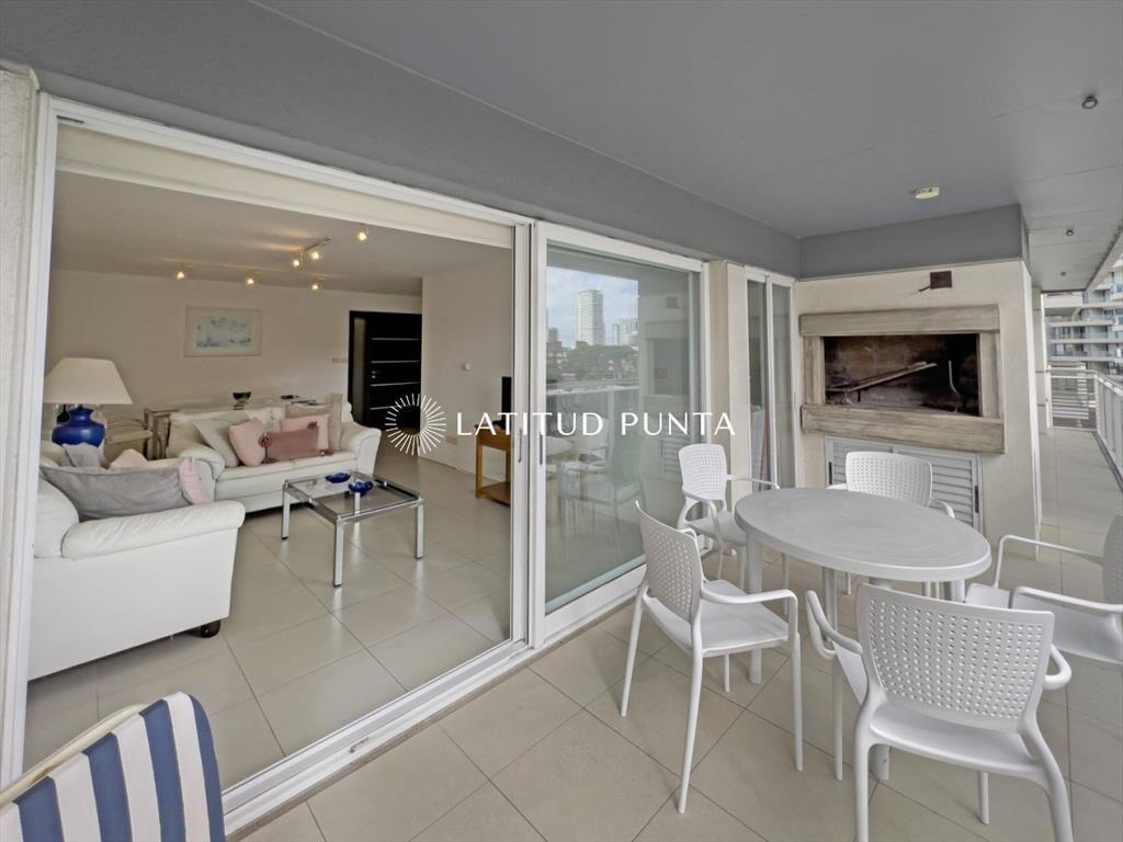 Apartamento en Brava, 2 dormitorios y parrillero