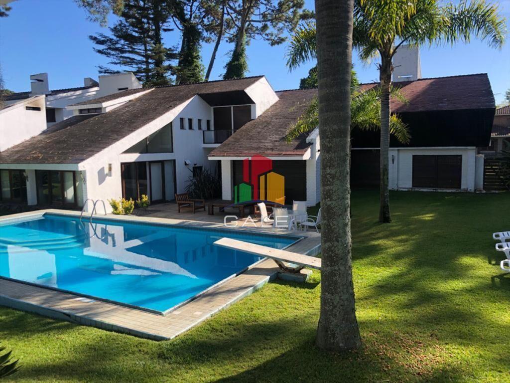 Excelente Casa de 7 Dormitorios, Piscina, y en