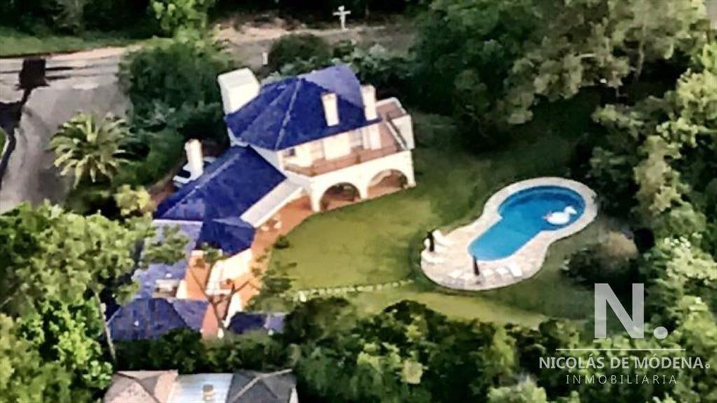 Venta de gran residencia a pasos de la playa Brava en RincÃ