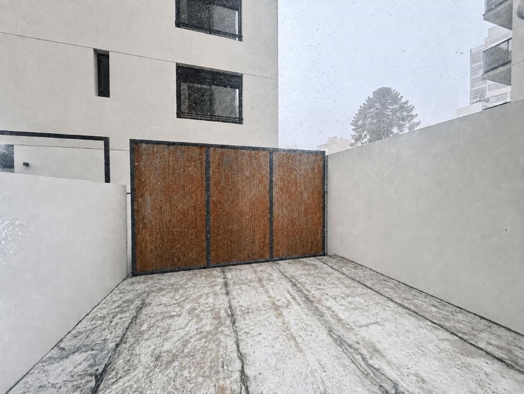 Venta apartamento 2 dormitorios con patio en Pocitos a estr