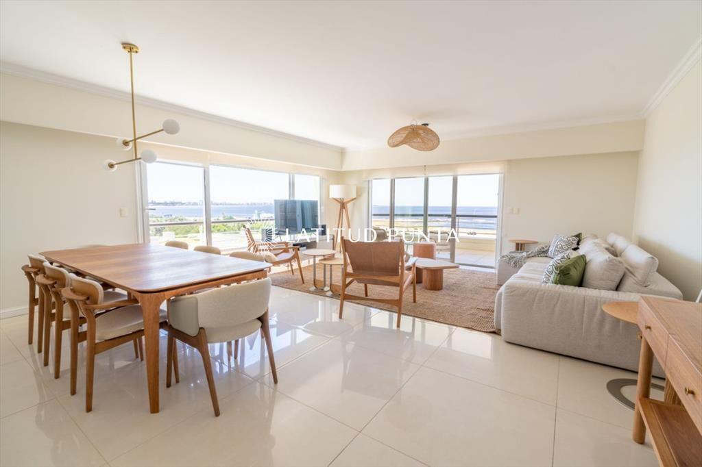 Apartamento en venta Playa Mansa 4 dormitorios