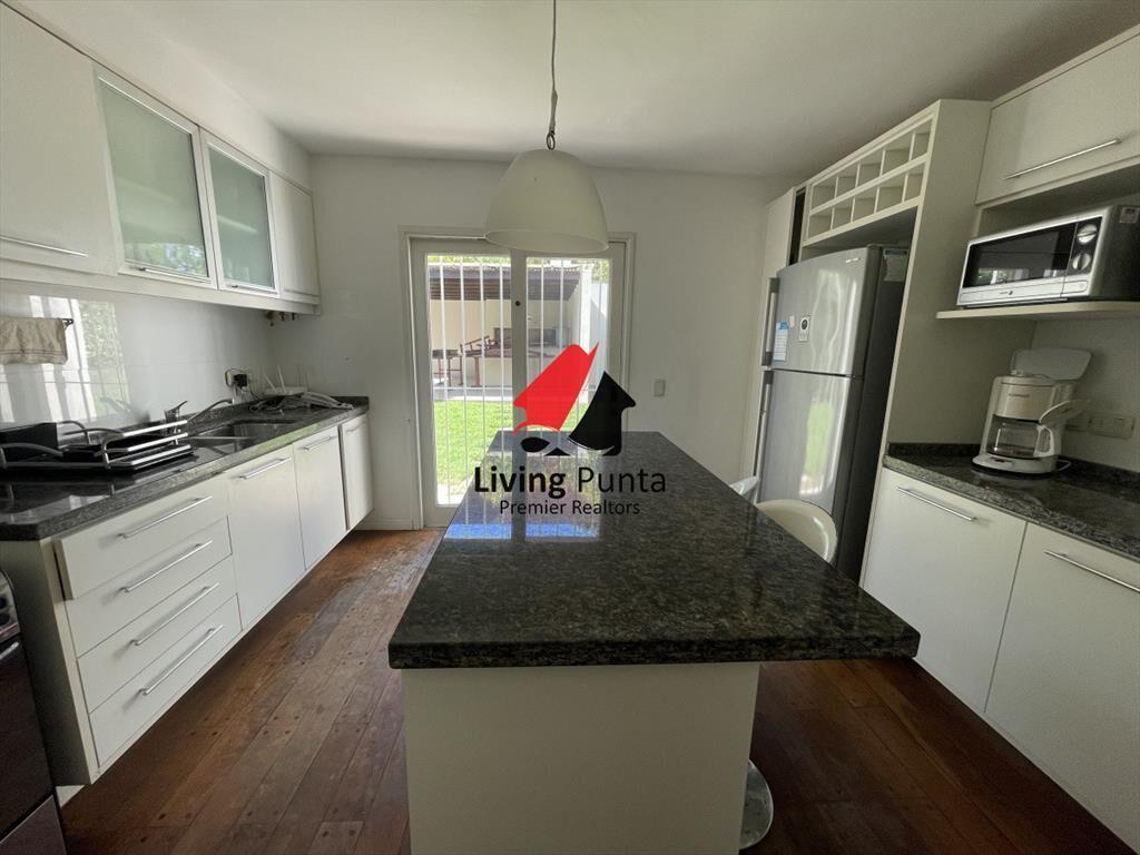 VENTA DE HERMOSA CASA DE 4 DORMITORIOS EN LUGANO
