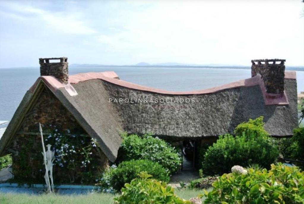Venta de hermosa casa en punta ballena con la