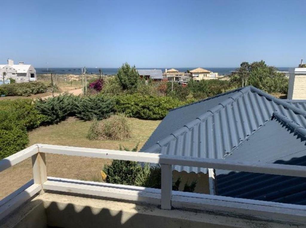 CASA EN VENTA DE 4 DORMITORIOS EN LA BARRA