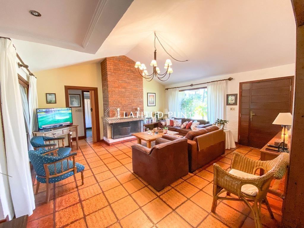 Casa de 4 dormitorios y parrillero