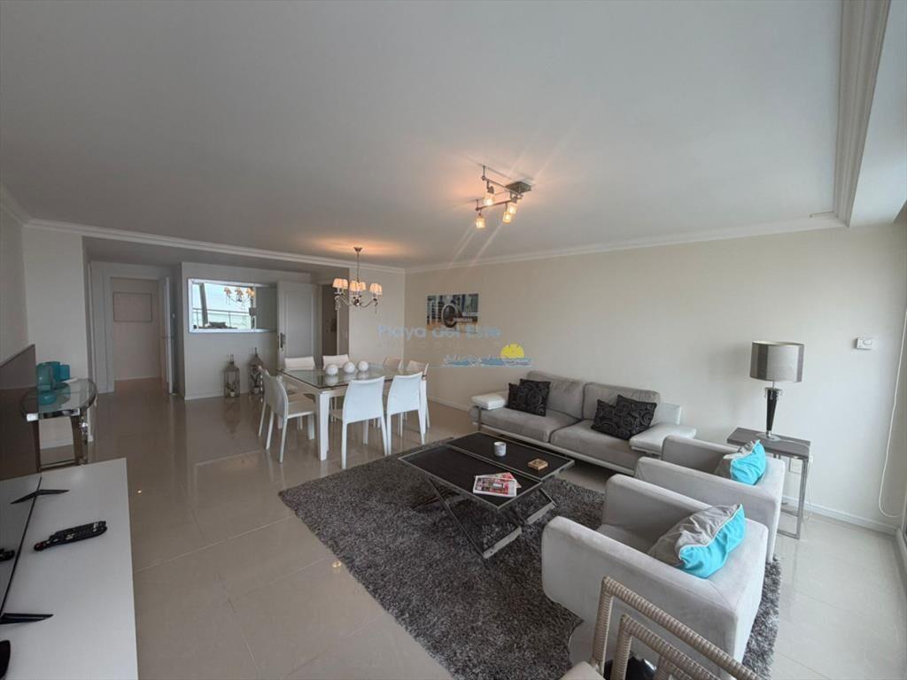 Apartamento de 3 dormitorios en Venta en Punta ,