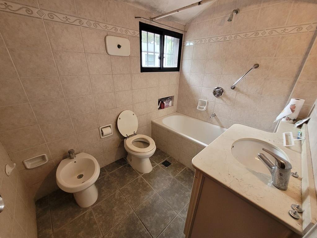 Excelente chalet sobre Av. Rivera próx. Bolivia