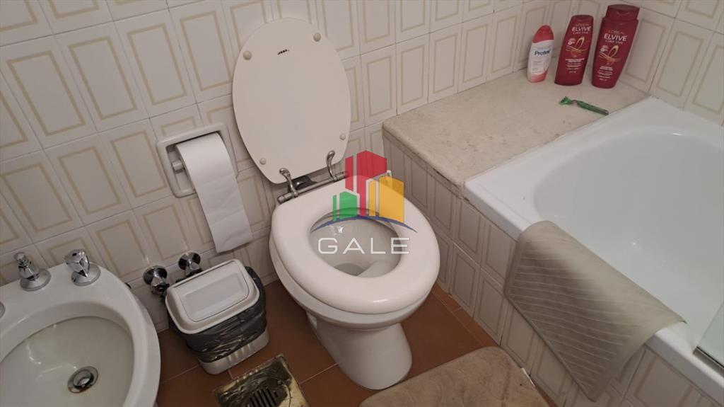 Vende apartamento de 2 dormitorios más servicio