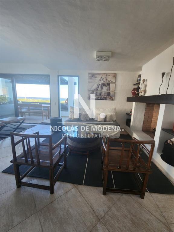Vende apartamento de 2 dormitorios + dependencia de servici