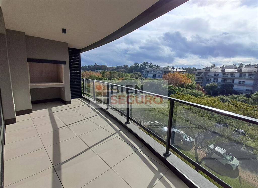 Penthouse de 3 dormitorios en alquiler en Carrasco Norte. C