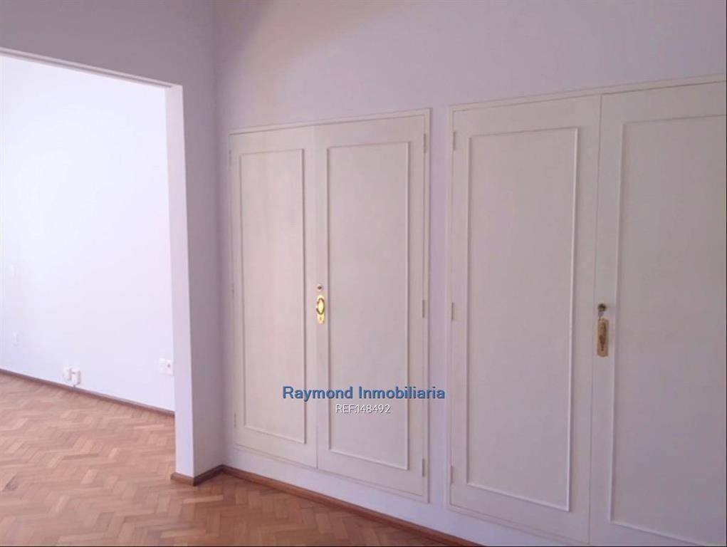 Excelente residencia frente a la Plaza Fabini