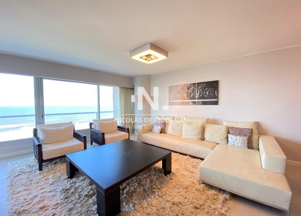 Vende Apartamento de 2 dormitorios frente al mar,