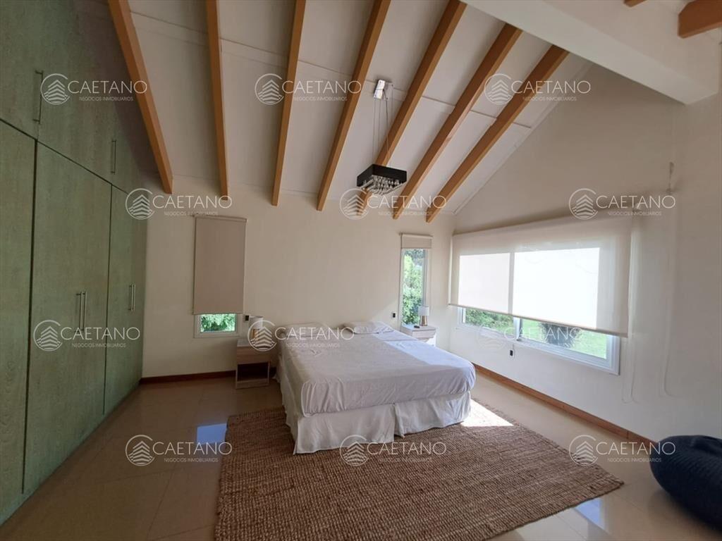 Espaciosa Casa en Barrio Privado de 6 dorm y en