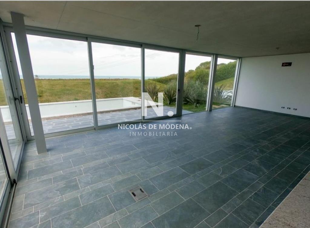 Vende apartamento con vista al mar en Punta de 3