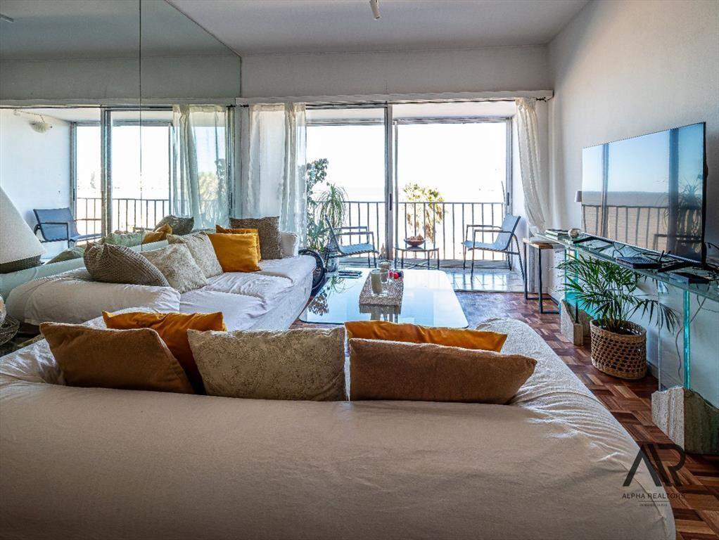 Venta Apartamento 3 dormitorios 3 baños c/cochera y serv...