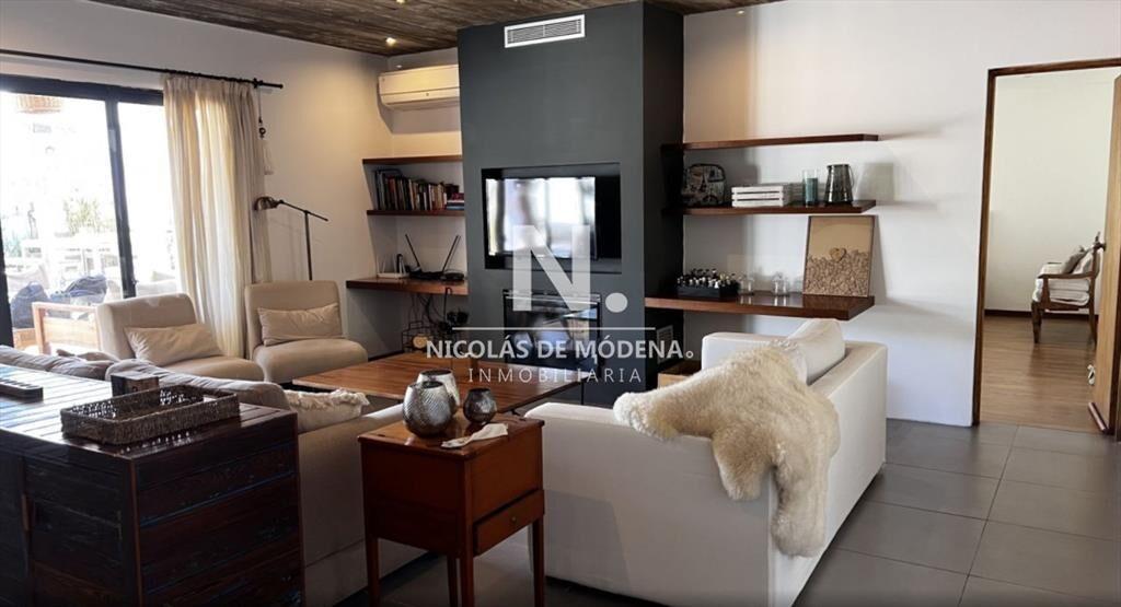CASA EN VENTA 4 DORMITORIOS EN JARDINES DE