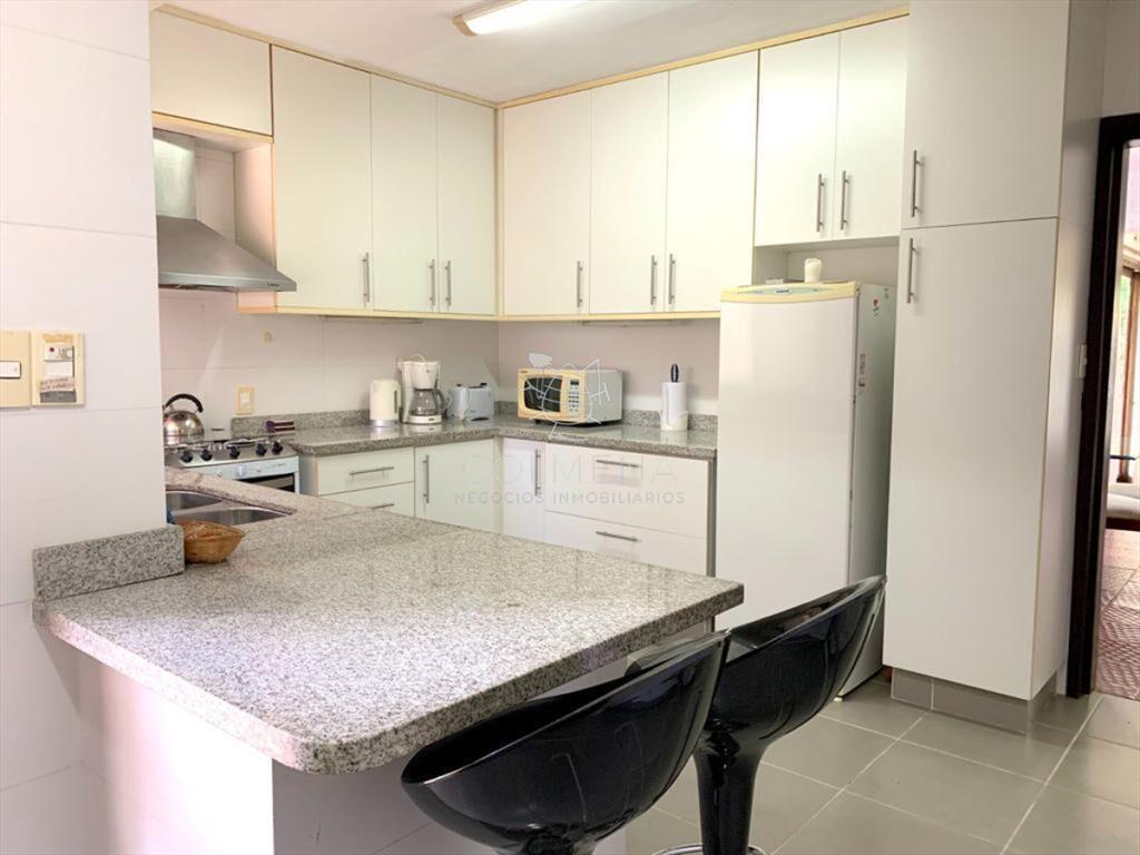 Casa con piscina - en Barrio Lugano