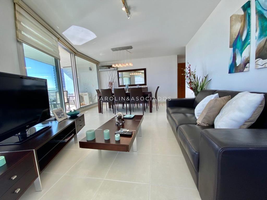 Apartamento en venta Playa Mansa 3 dormitorios