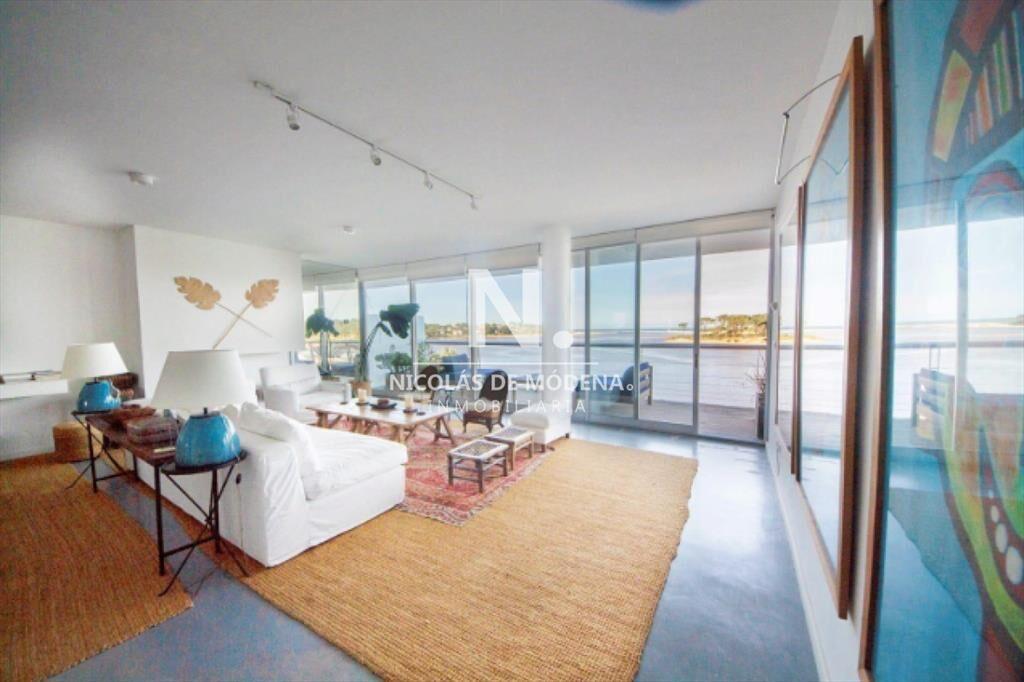 Vende Exclusivo apartamento de 4 dormitorios al a