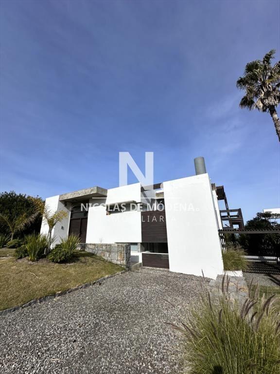 Casa en venta estilo minimalista a 300 mts del El