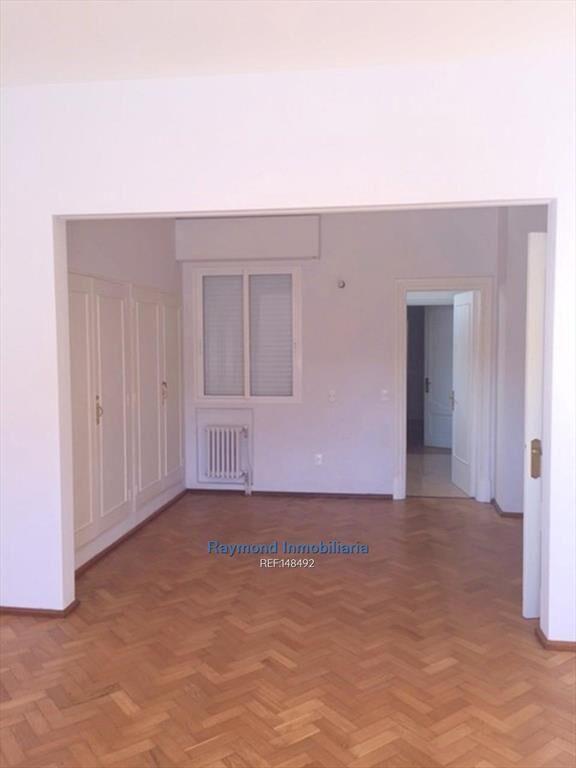 Excelente residencia frente a la Plaza Fabini