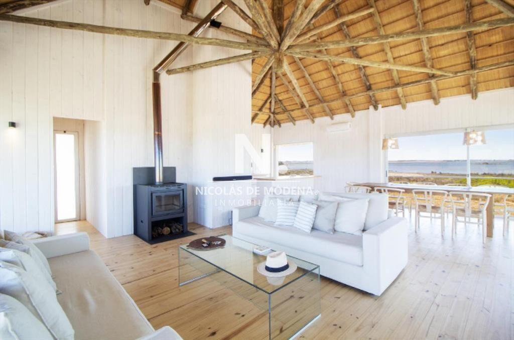 Vende casa con vista al mar de 3 dormitorios en suite, en J