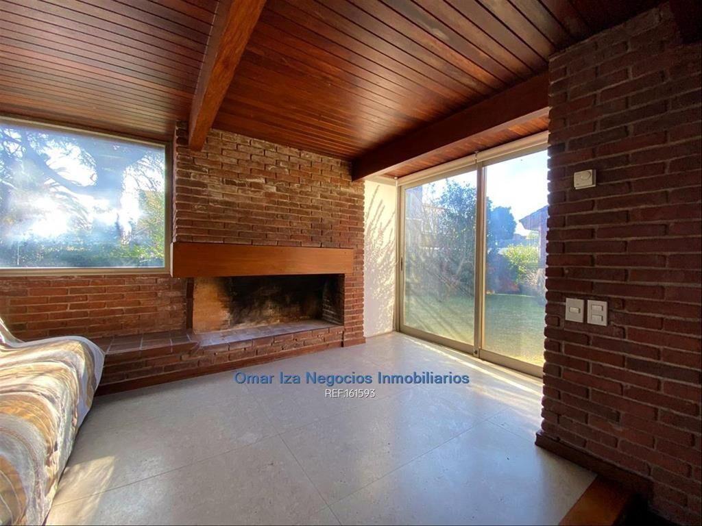 Venta gran casa en Carrasco 4 dormitorios fondo con piscina