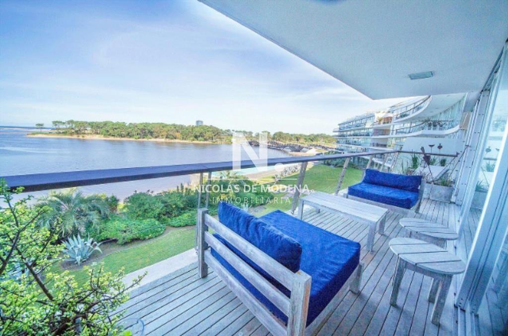 Vende Exclusivo apartamento de 4 dormitorios al a