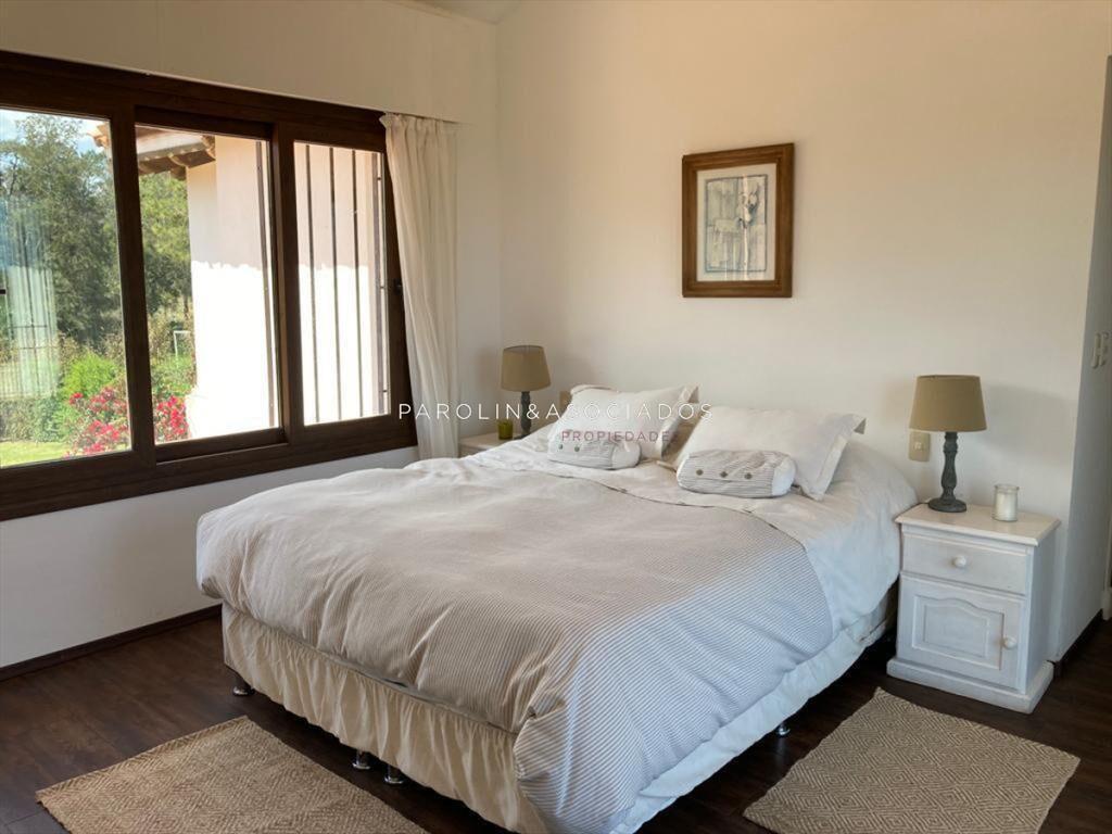 Casa en venta de 4 dormitorios en La Barra, Punta del Este.
