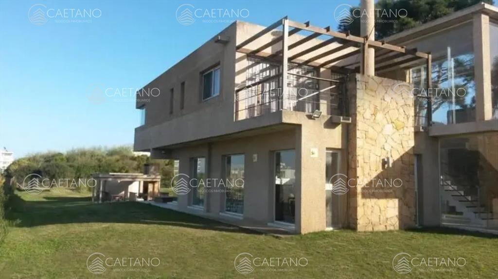 Hermosa casa amarilla de dos plantas con piscina!