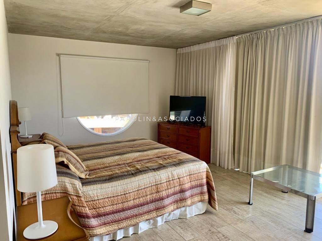 Apartamento en venta de tres dormitorios frente