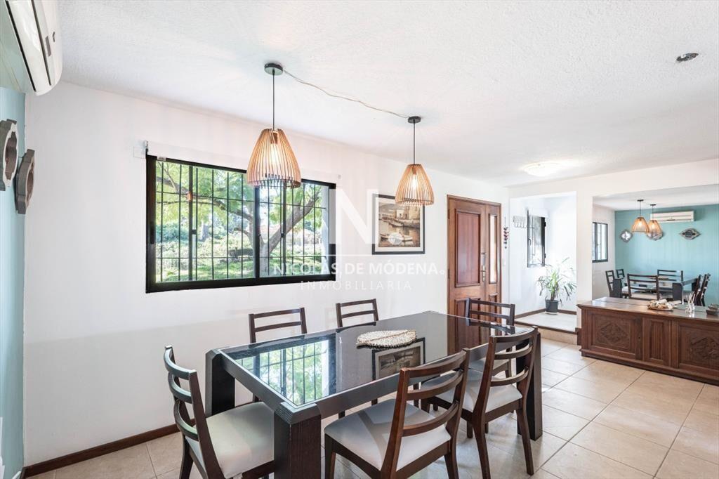 Vende casa de 4 dormitorios en Jardines de