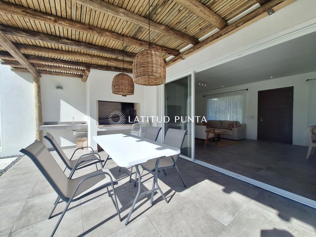 Casa a estrenar en La Barra con piscina