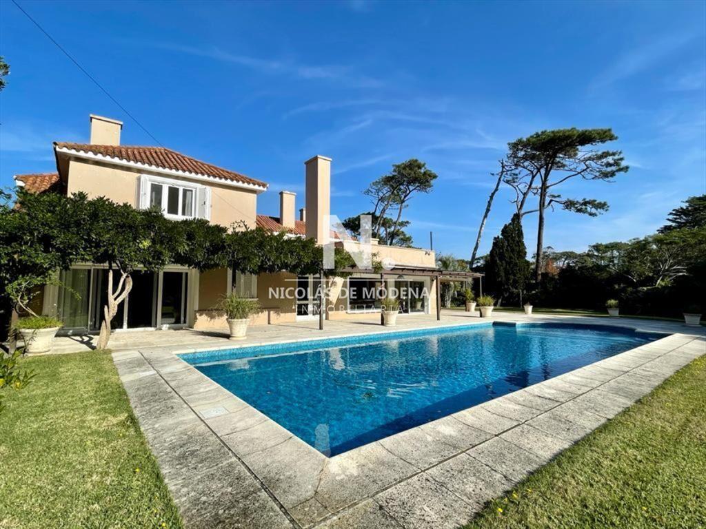 Hermosa casa en venta en Playa brava a cuadra y