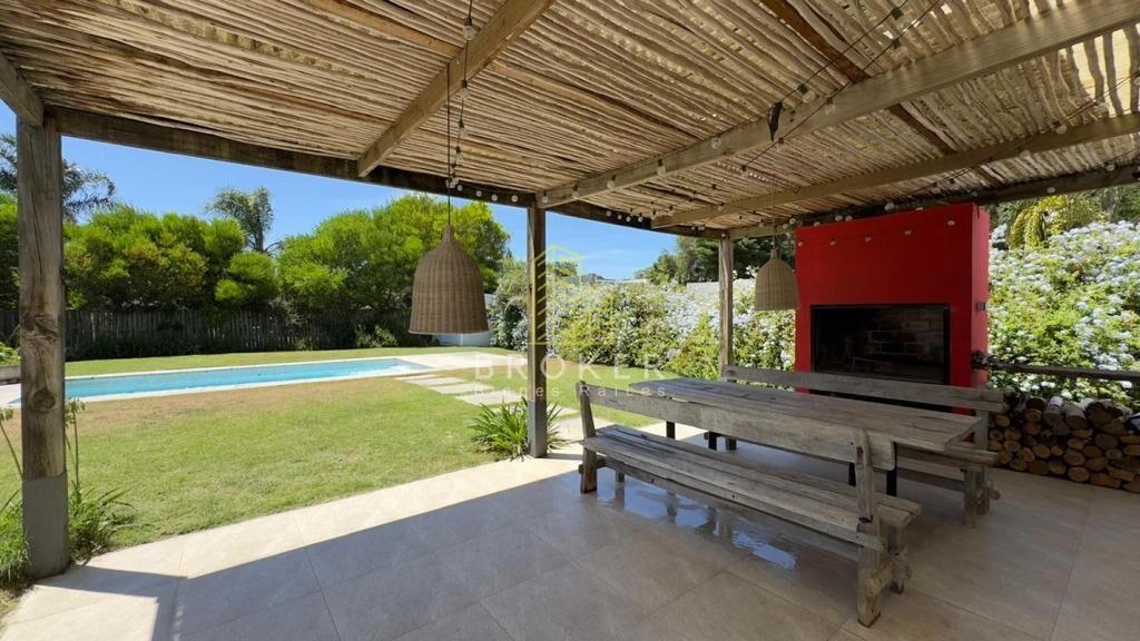 Alquiler anual de amplia y moderna casa en barrio
