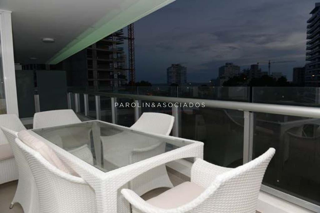 Departamento en Venta de 3 Dormitorios + en Torre