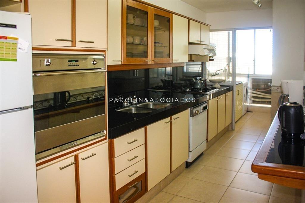 Apartamento de 3 dormitorios en venta en edificio