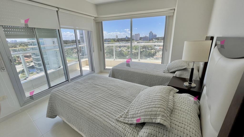 Apartamento en venta - 3 dormitorios + dependencia - Punta