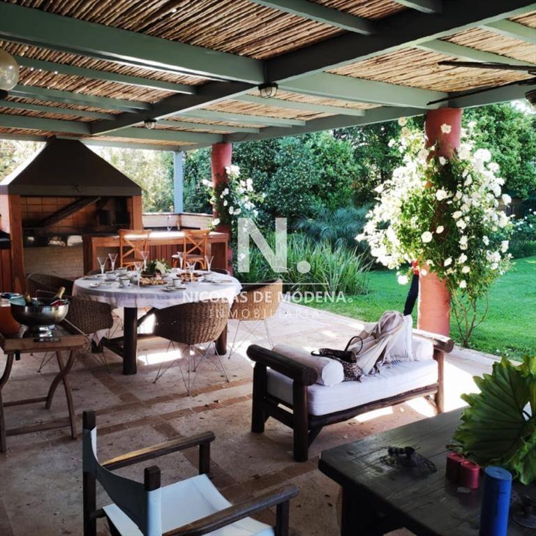 Hermosa casa de  2 niveles, con amplios espacios
