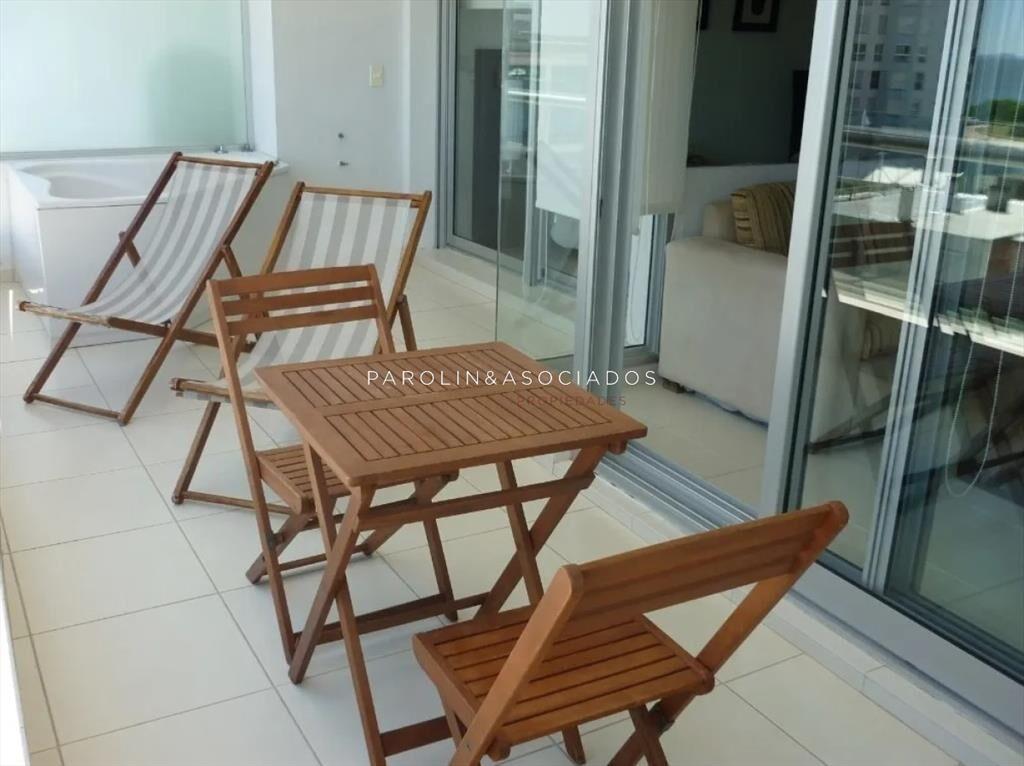 DEPARTAMENTO DE 2 DORMITORIOS  EN SEASON TOWER, PUNTA DEL