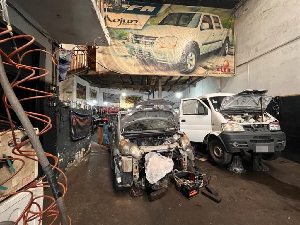 Venta de Taller Automotriz -  183 m² (Tres Cruces)