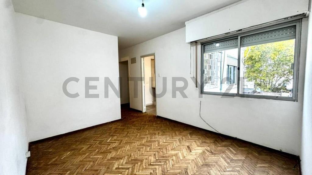VENTA APARTAMENTO TRES CRUCES,1 DORMITORIO, 3er PISO ESCA...