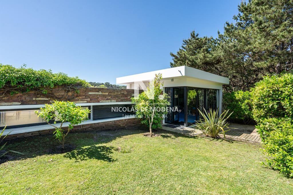Vende casa en Jose Ignacio, de 4 dormitorios.