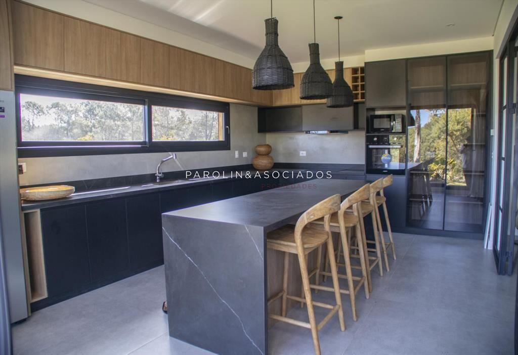 Hermosa casa en venta de 4 dormitorios en Laguna