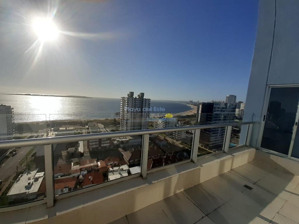 Pent house con vista directa a playa mansa