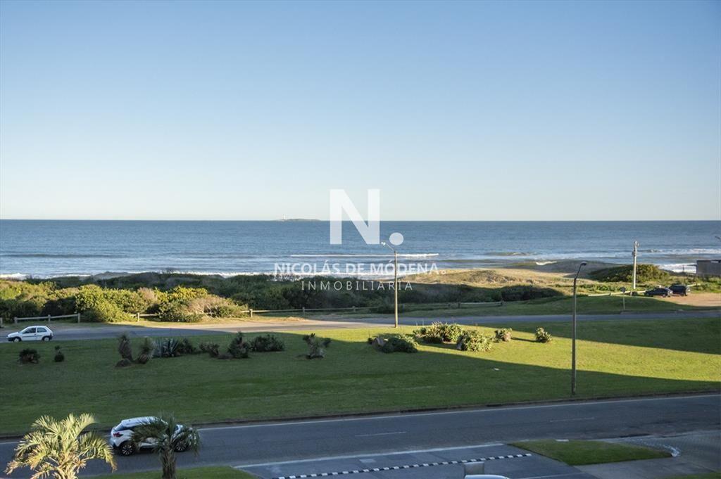 Departamento en venta frente al mar. Torre Lobos,