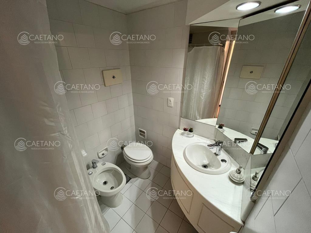 Vende apartamento de 2 dormitorios en Punta del