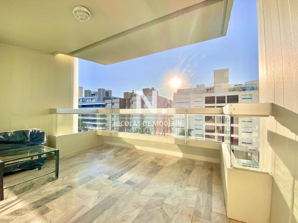Apartamento de tres dormitorios en venta, Punta del Este