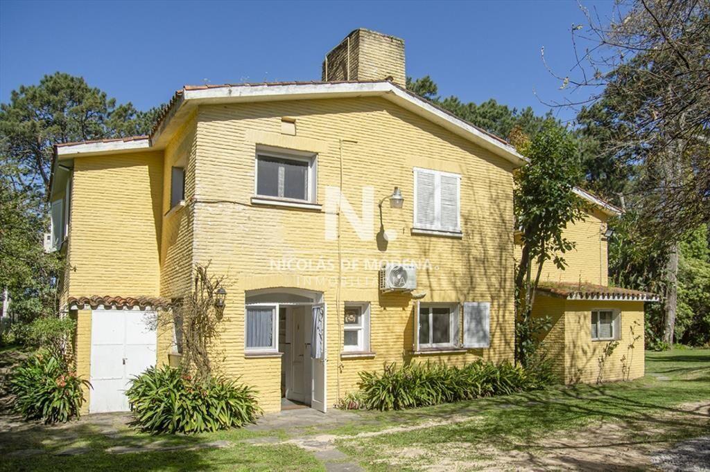 VENDE CASA DE 3 DORMITORIOS EN PLAYA MANSA, CON